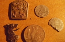 stříbrné 3 krejcary Ferdinad a odznaky