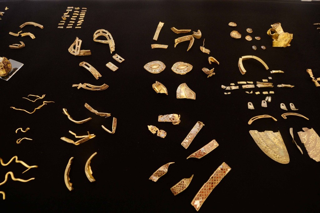 Staffordshire Hoard in one room for the first time 6798963 1024x681 Poklad ze Staffordshire