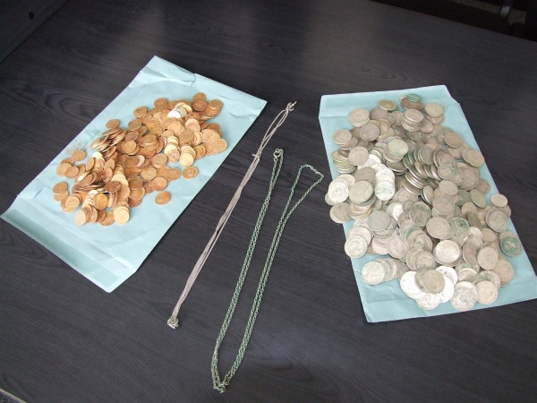 zlate mince nalezeny v praze Kilogramy stříbrných a zlatých mincí se našly na stavbě v Praze