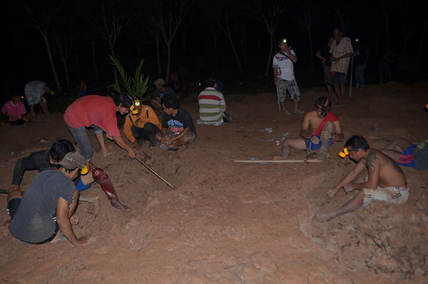hledani zlata v noci Zlatý poklad našel farmář v Phatthalungu, Thajsko