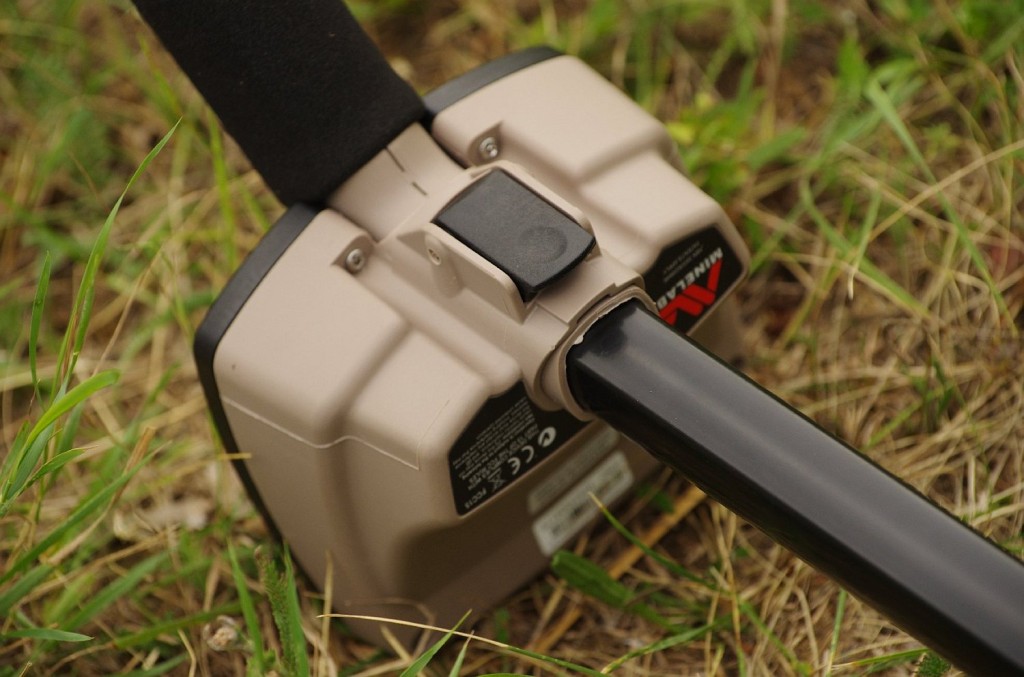 minelab safari uchyt 1024x677 Uživatelská recenze detektoru Minelab Safari