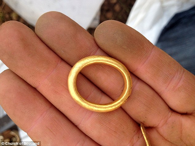 9 A gold ring The oval shap Poklad Vikingů pod cívkou skotského hledače